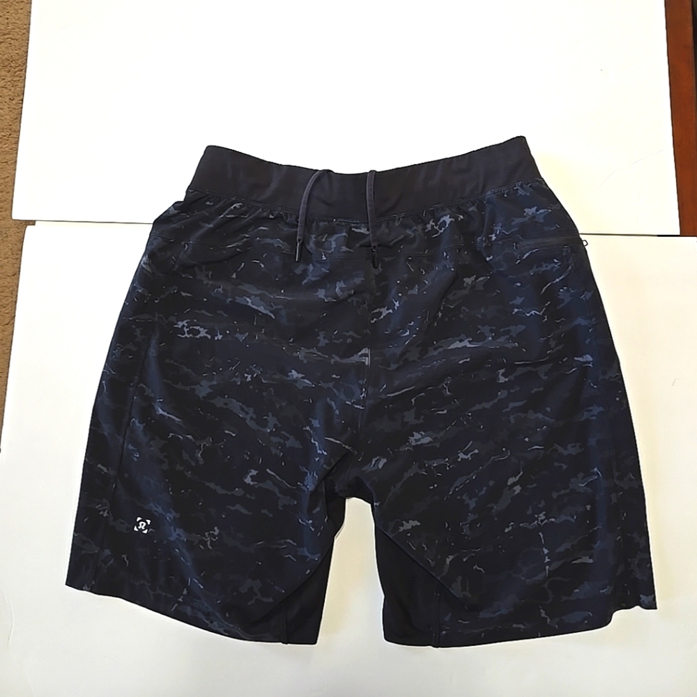 Lululemon Mens Black/Grey Camo Patterned Shorts Size L Stretch Waist